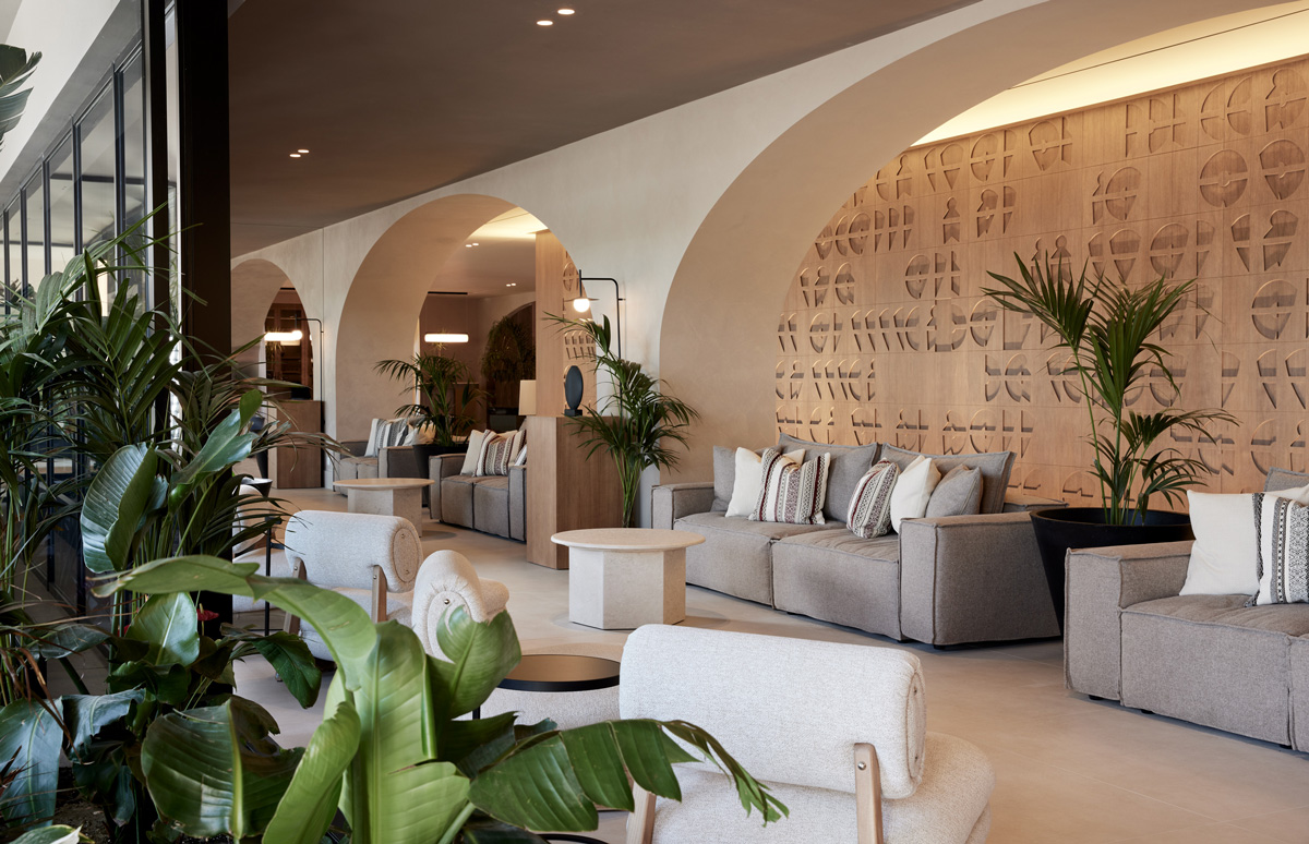 Elissa Rhodes,Lobby