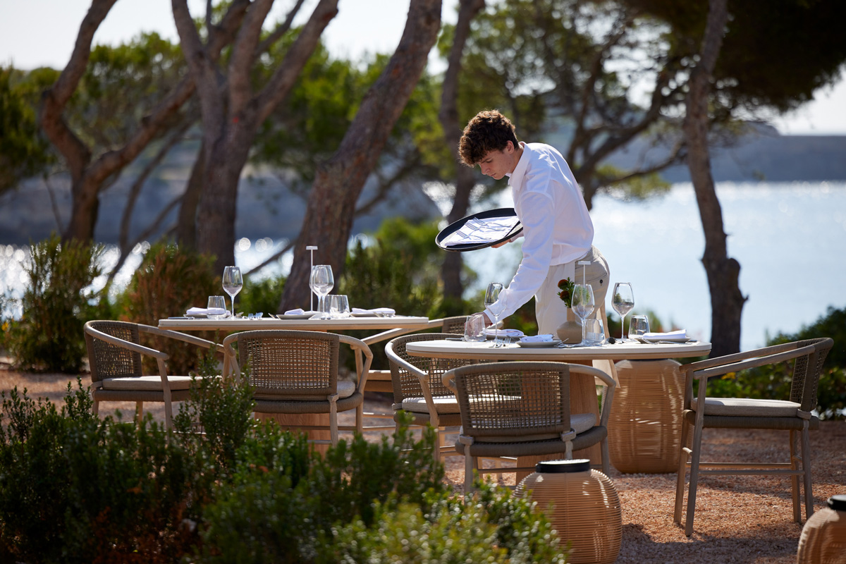 Ikos Porto Petro,  Restaurant, waiter