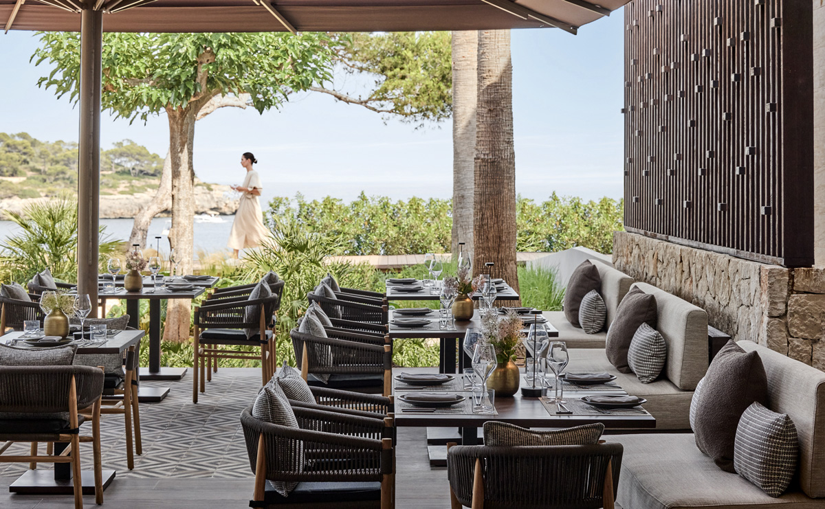 Ikos Porto Petro, Anaya Restaurant, waitress passing in the background