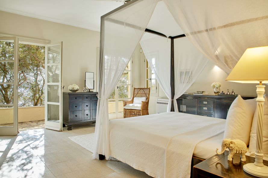 Villa Eremia bedroom with four-poster bed