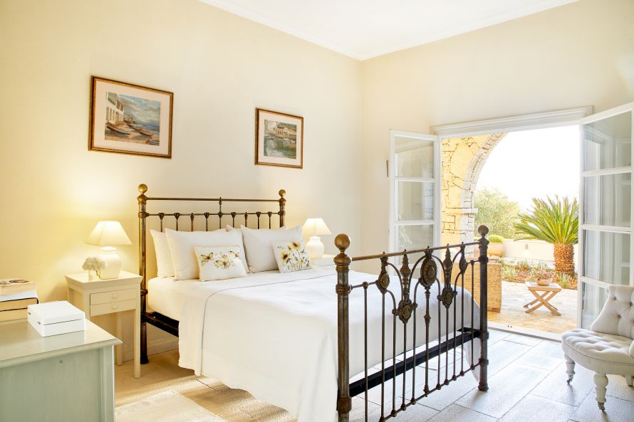 Villa Eremia bedroom with brass bed
