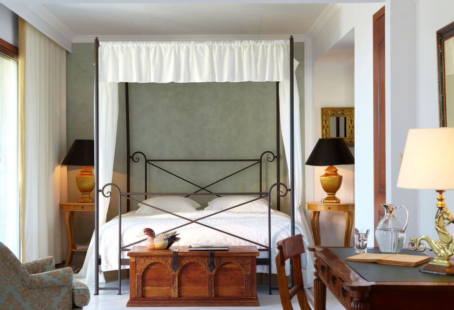 Danai bedromm with four poster