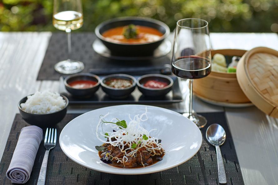 Sani Marina Asian, table set