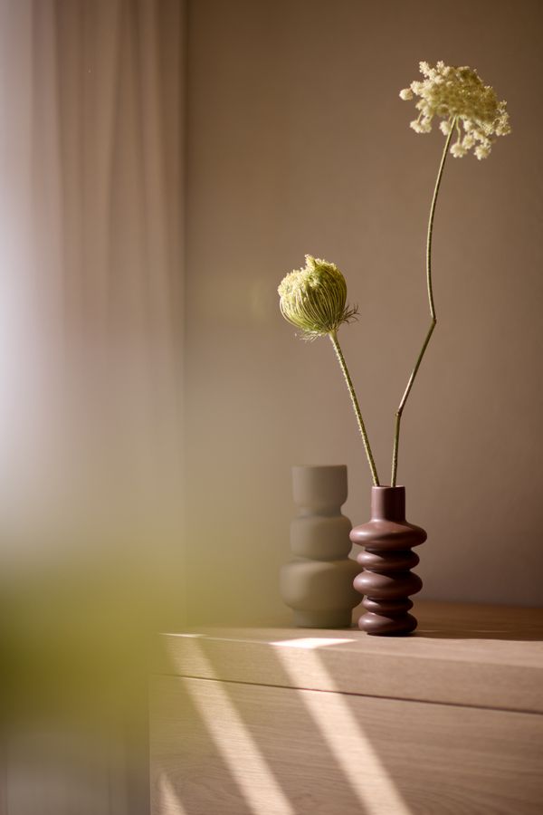 Elissa Rhodes, room, detail vase, flowers